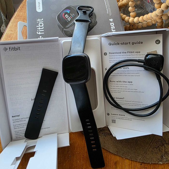 Смарт часовник Fitbit versa 4