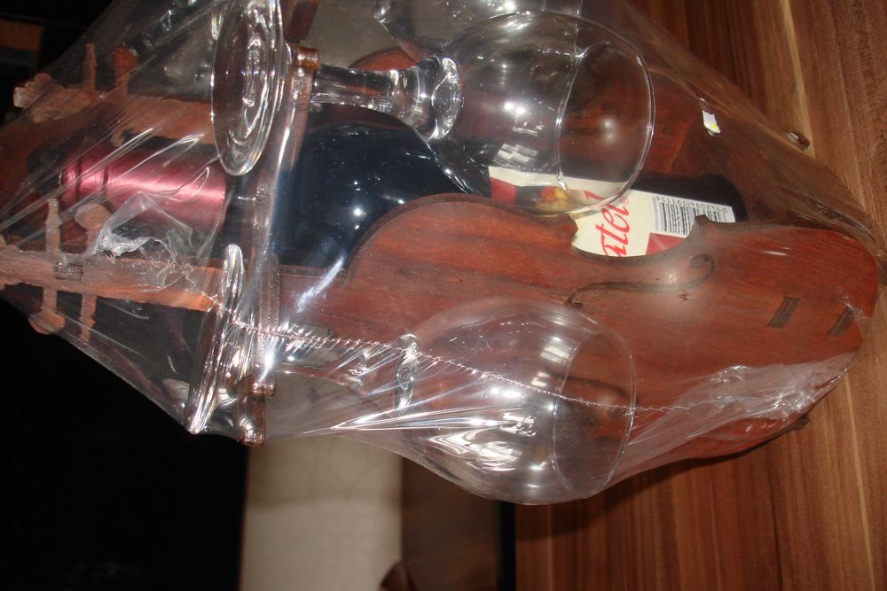 Suport vioara cu patru pahare si sticla vin