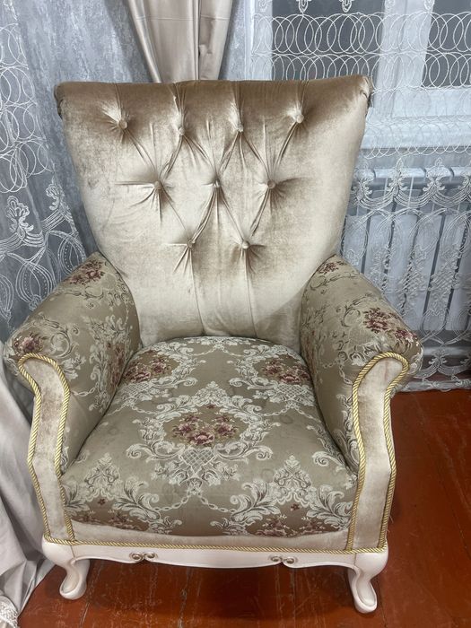 Продам диван с двумя креслами