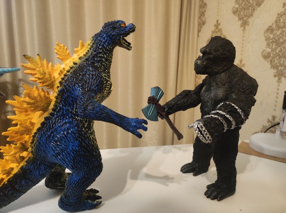 Продам игрушку Годзилла против Кинг Конга