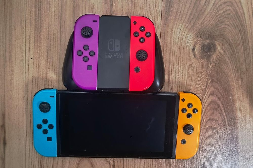 Nintendo Consolă Switch  (6 jocuri incluse, 4 Joy-Con, card memorie)