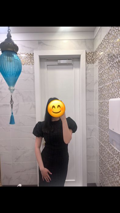 Элегантное чёрное платье с объёмными рукавами