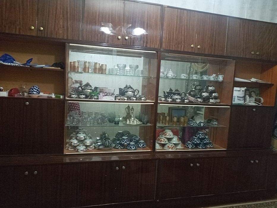 Shkaf stenka yaxshi saqlangan.