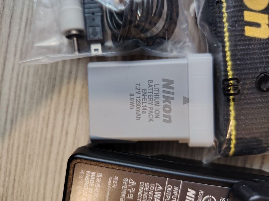 Vând obiectiv, și accesorii Nikon D3300