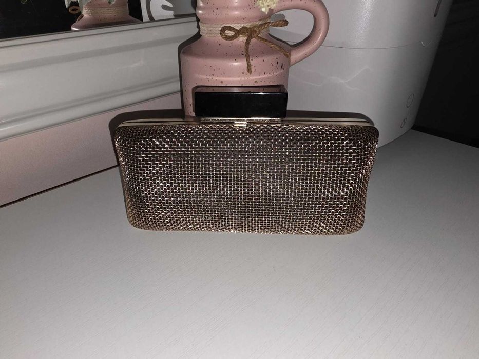 Элегантный золотистый клатч