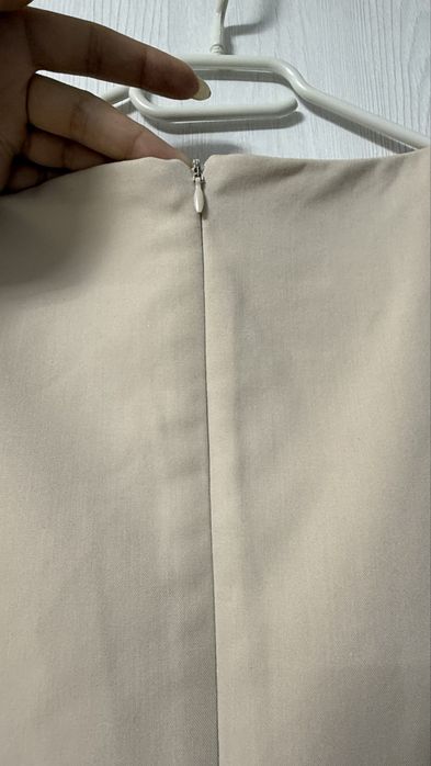 Zara страхотна бежова рокля