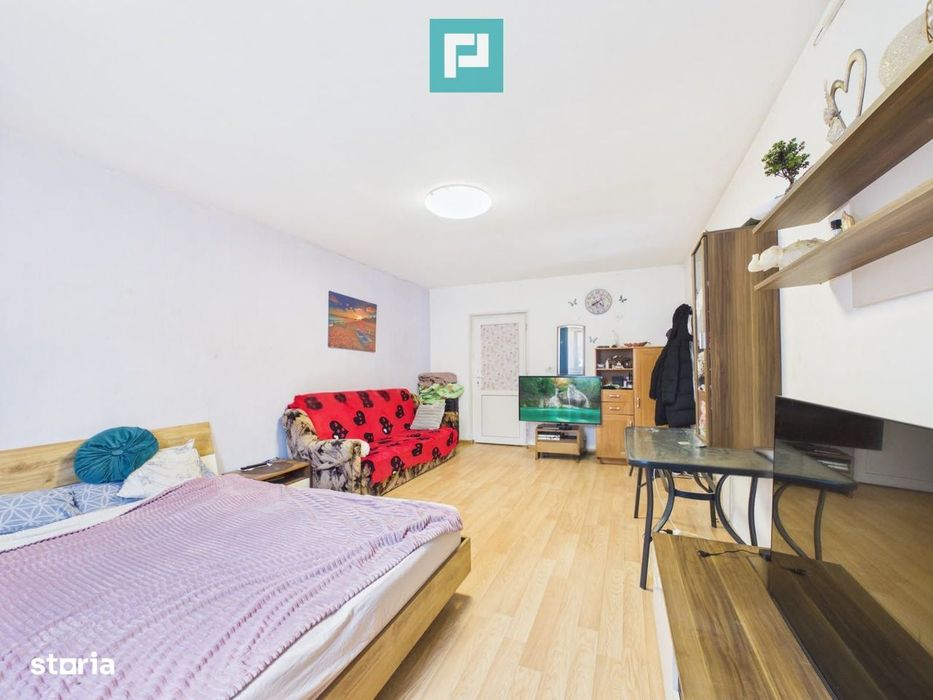 Casă P+E cu două apartamente, zona Drăgășani