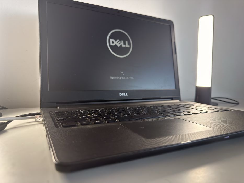 Laptop Dell i5, 8GB RAM, Full HD – ideal pentru școală și uz zilnic