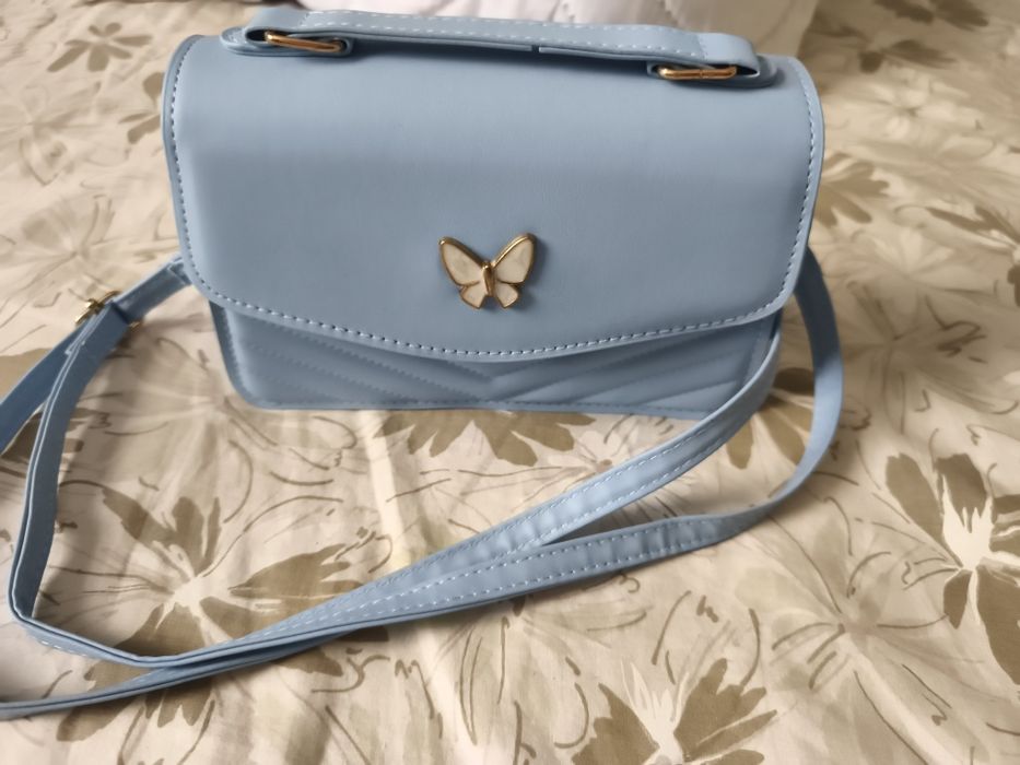 Малка компактна чантичка