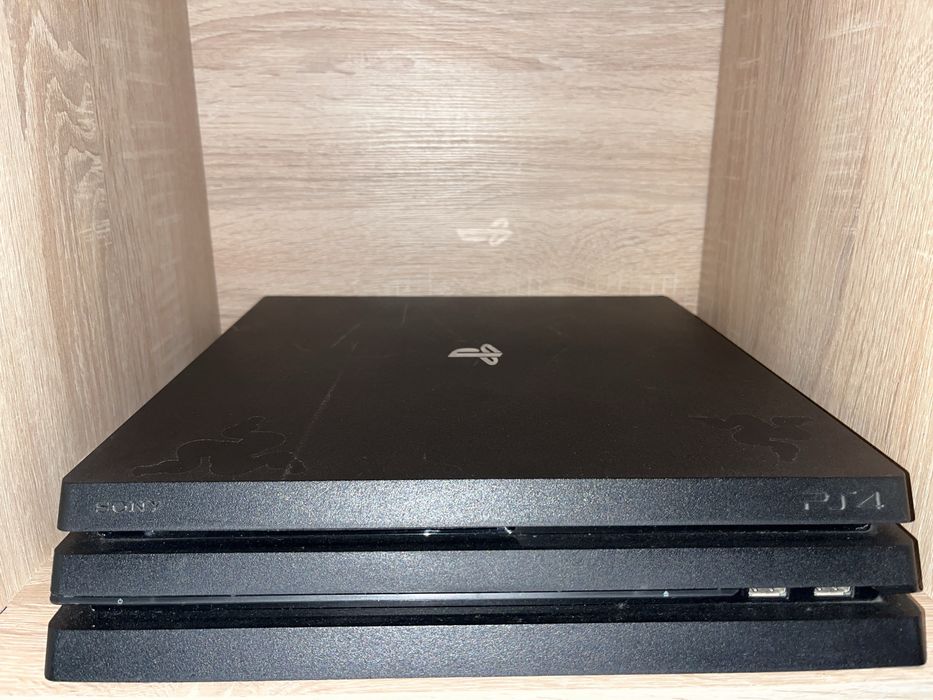 Ps4 pro 1Tb+ 4 jocuri