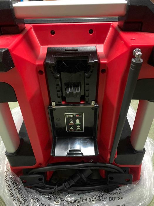 Milwaukee M18  блутут колонка +зарядна станция