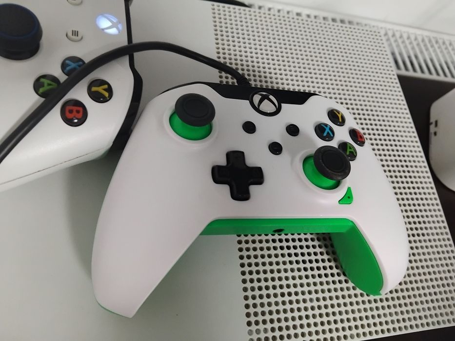 Vând  Xbox one S cu volan și FC 25