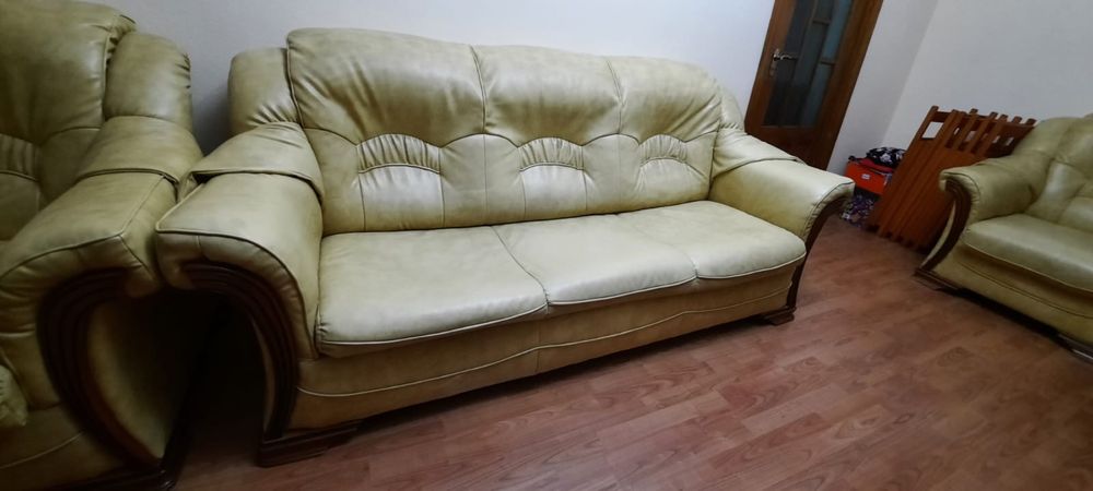 Canapea si fotolii din piele ecologica.
