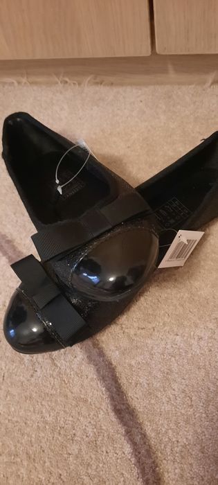 Pantofi noi cu etichieta