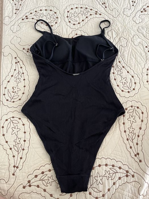 Черен цял бански костюм