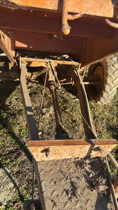 Remorca cu tracțiune, basculabila manual.