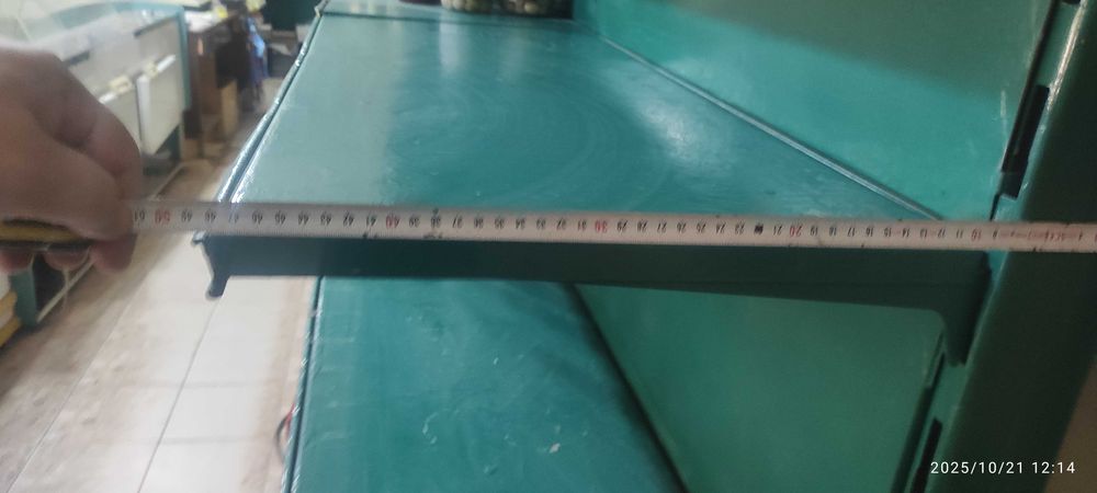 Метални рафтове от хранителен магазин