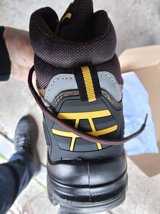 Продам спец ботинки с железными носками