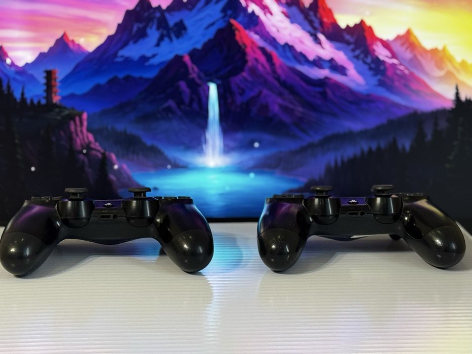 PS4 с двумя контролерами и играми