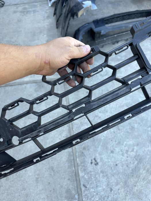 решетка в бронята на audi A3  8Y