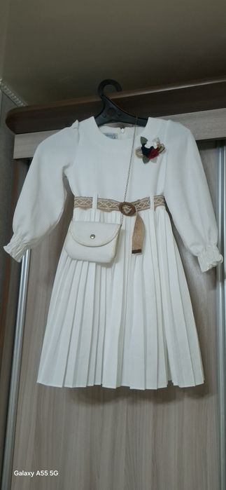 Продам нарядные платья для девочки.