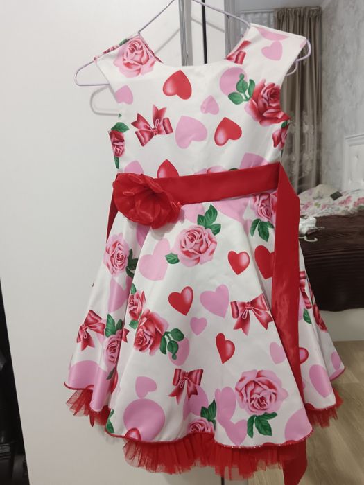 Продам   платья на девочку 3-7,8 лет. Все платья вместе за 5000 тг.