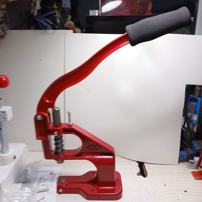 Presa pentru îmbrăcat nasturi si bătut capse  (nou)