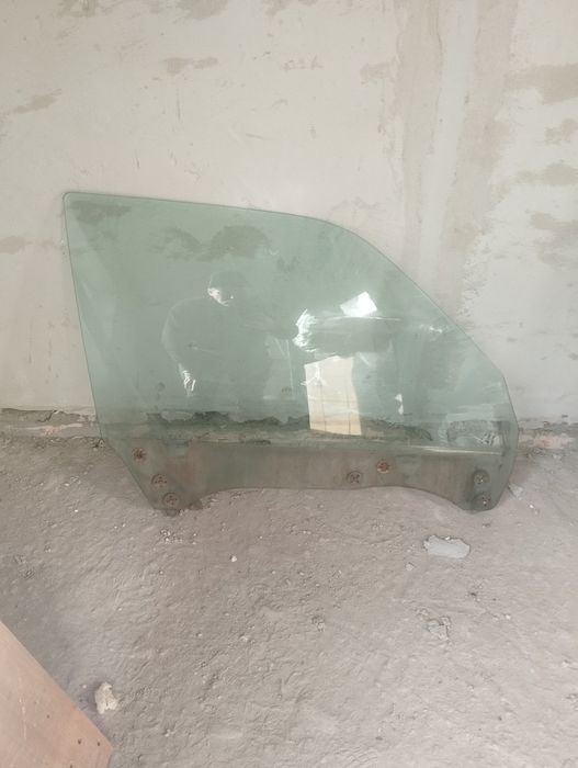 Продам передние стекла