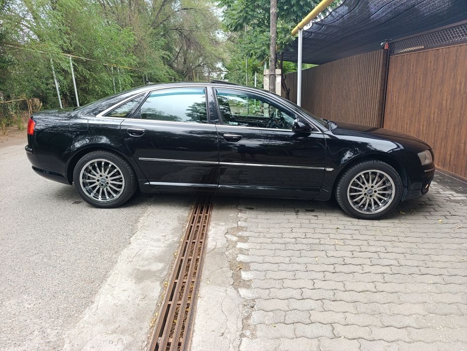 AUDI A8 QUATTRO V8  Full options.