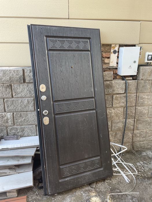 Дверь двери входная