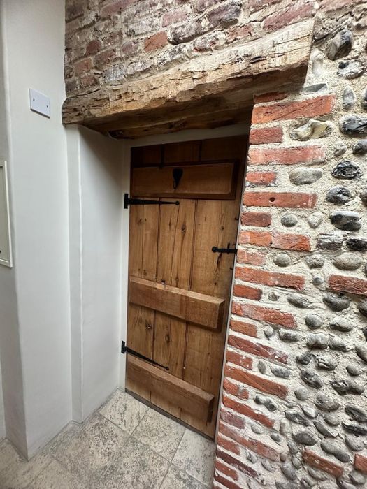 Мастер по дереву плотник