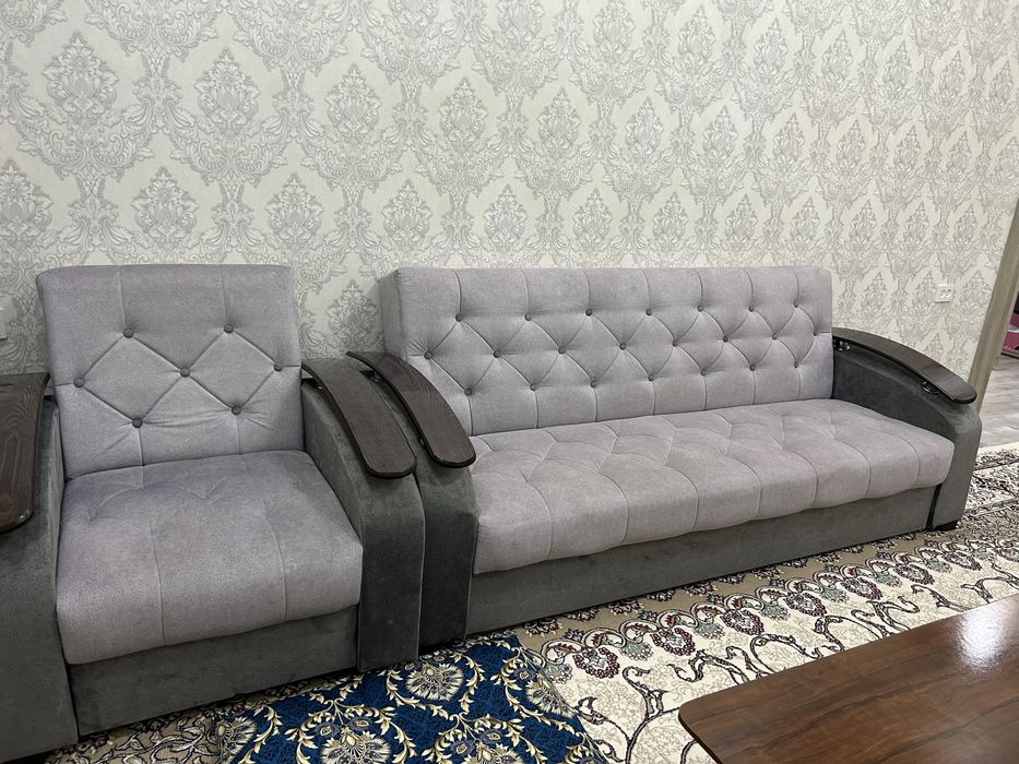 Диван с двумя креслами.