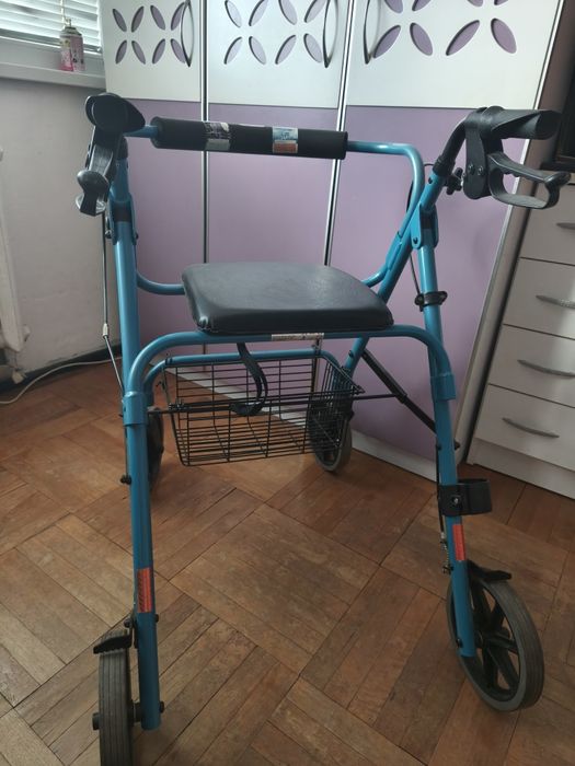 Стол за инвалиди/трудноподвижни хора с подарък