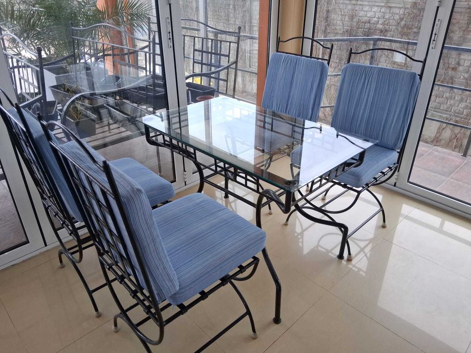 Set mobilier de exterior :scaune sau bancheta cu structură metalică neagră (fier forjat)  cu perne albastre si  masa