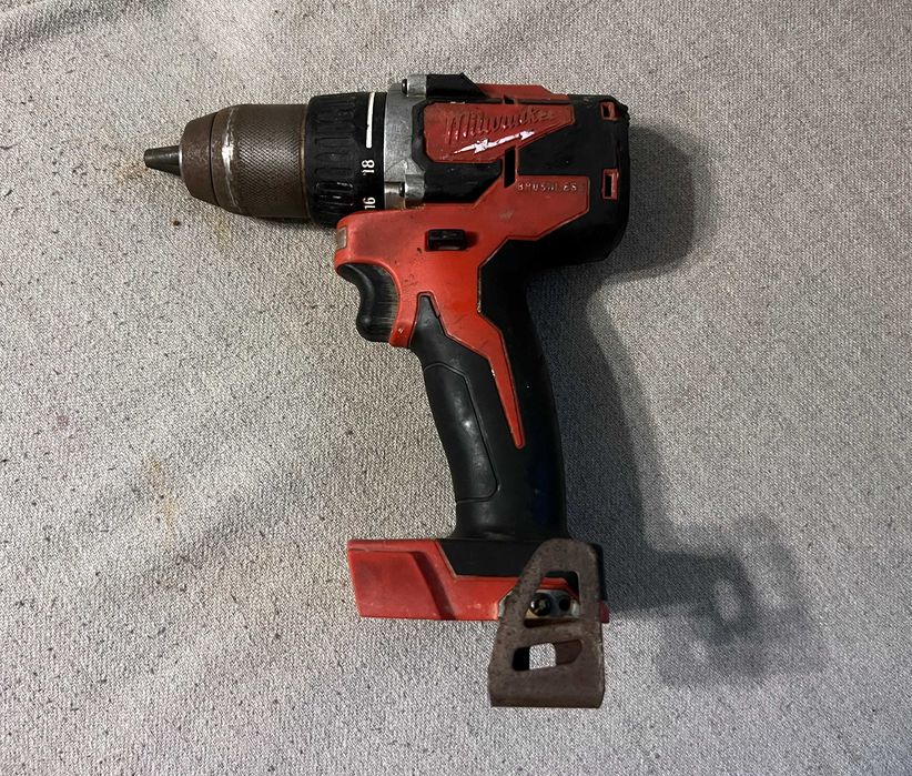 Masina de gaurit Milwaukee M18 Heavy Duty 18V mandrina metal