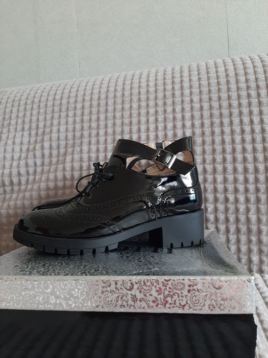 Продам ботинки женские