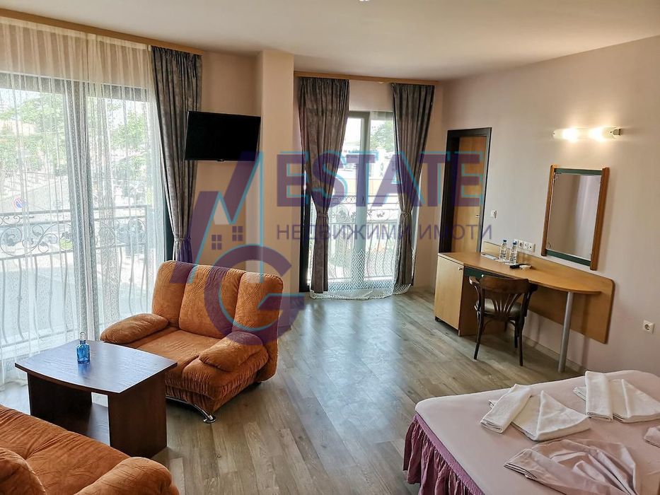 Продава целогодишно работещ Хотел в центъра на  кк.Слънчев Бряг