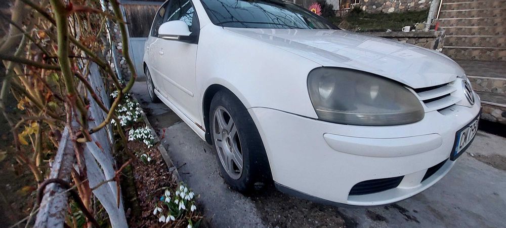 Продавам голф 5 1.9 105 к.с.