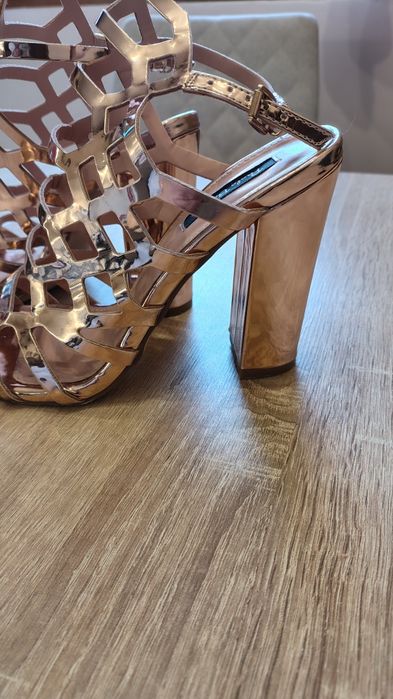 Златни сандали размер 38