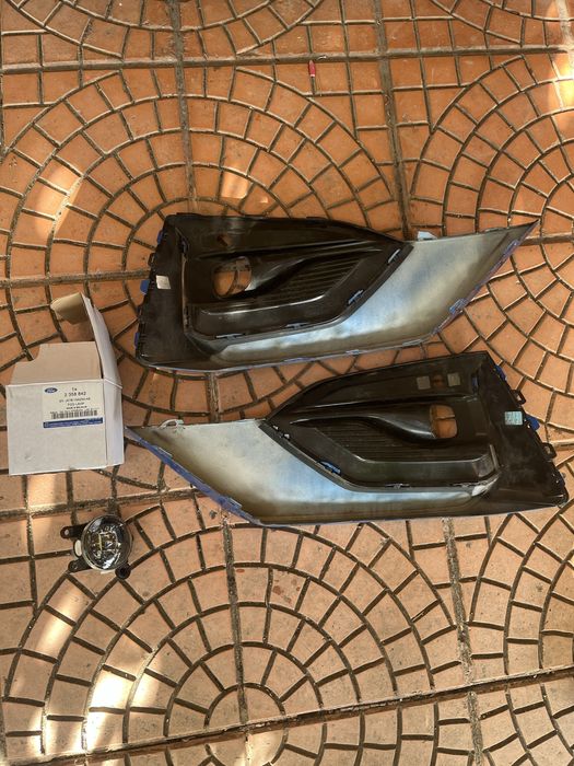 Лява и дясна решетка за предна броня + халоген Ford Focus ST