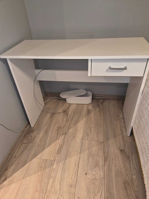 Бяло бюро с чекмедже