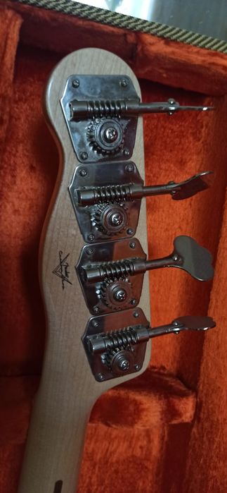 Бас-гитара Fender