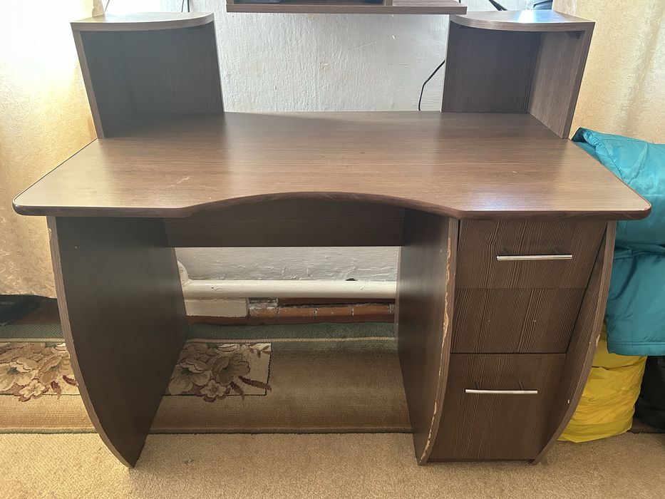 Продам компьютерный стол