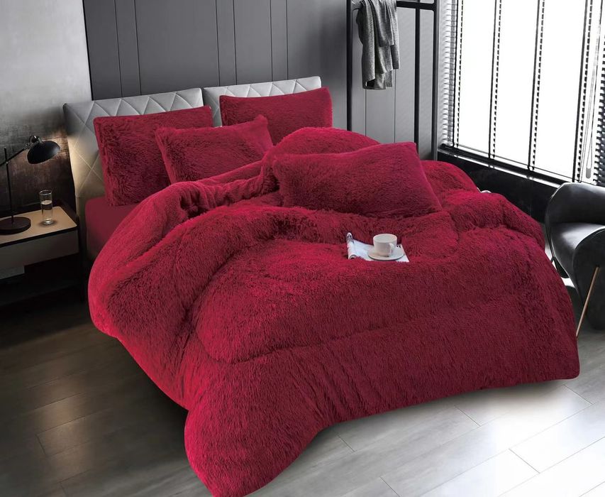 Pilota fluffy și două fete de perna