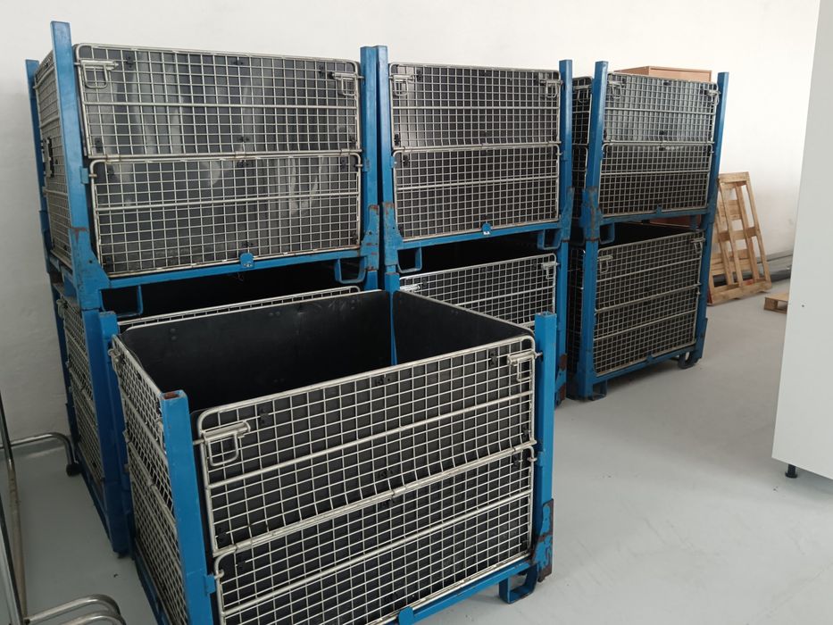 vind soba veche emailata și containere metal