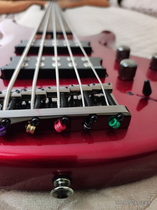 Бас гитара Yamaha бас-гитара TRBX305 CANDY APPLE RED красный