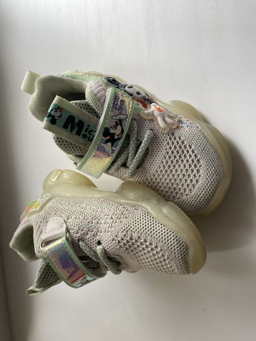 Продам обувь детскую, чешки