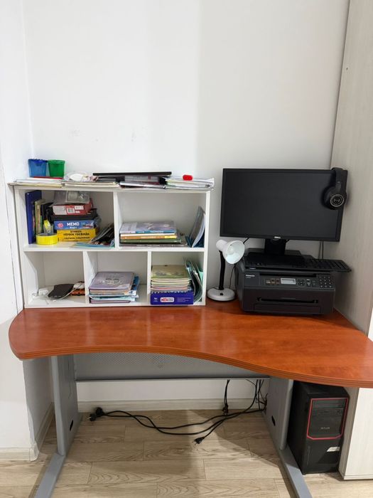 Стол и стеллаж продается