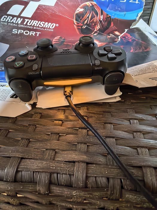 PS 4, 1 TB + 2 джойстика
