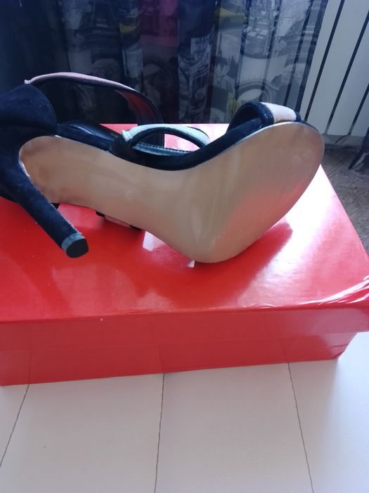 Продам босоножки